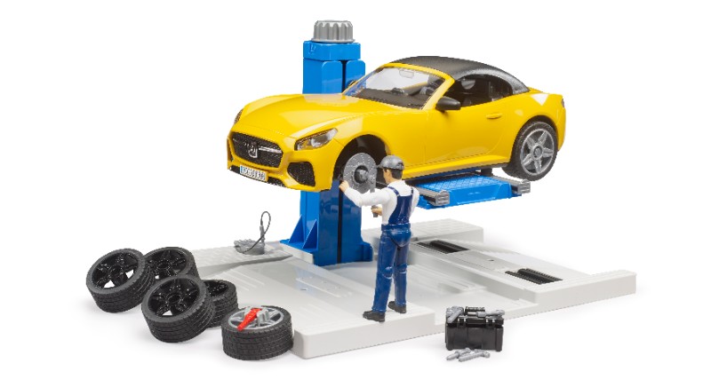 bworld car service centre with BRUDER roadster
